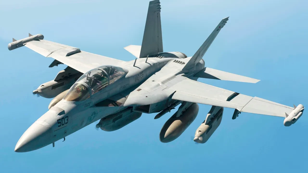 EA-18G elektronik savaş uçağı