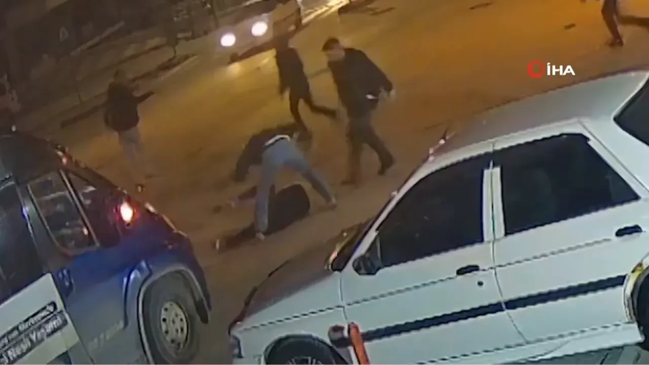 Husumetlisini öldüresiye darp ettiler! O anlar kamerada