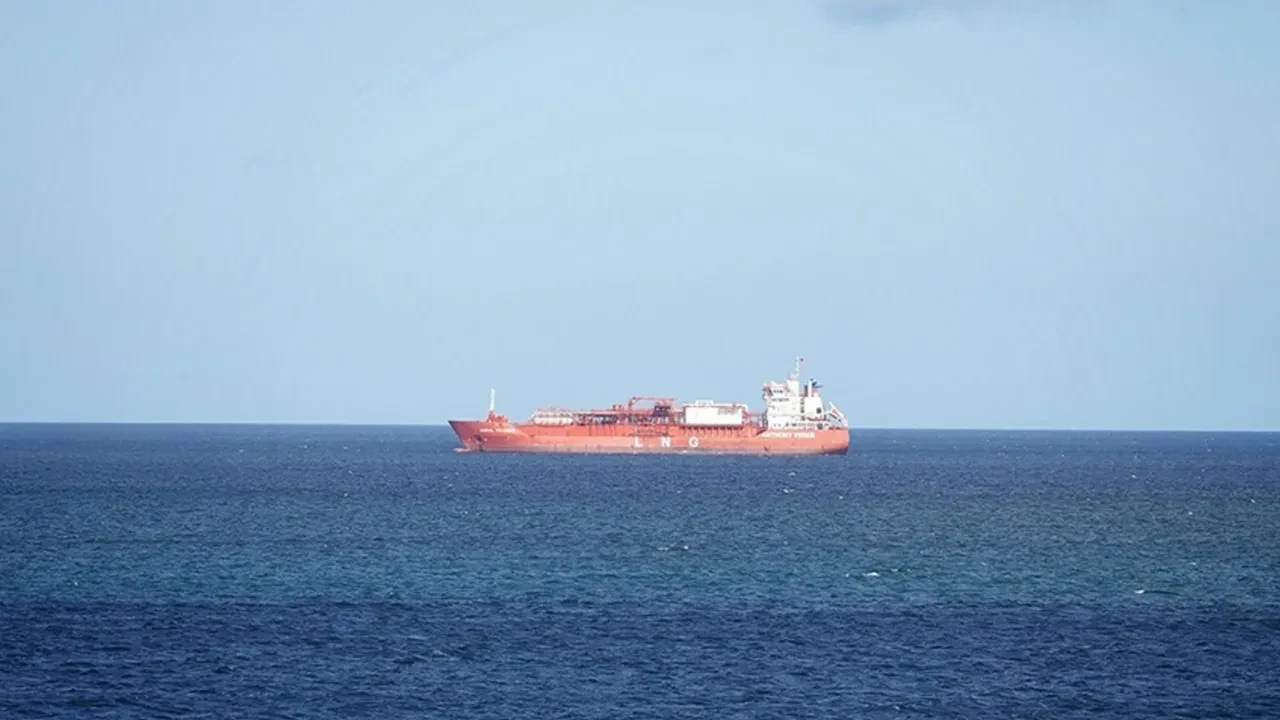 İran, Hürmüz Boğazı’nda nefes aldırmıyor! Bir petrol tankeri daha vuruldu