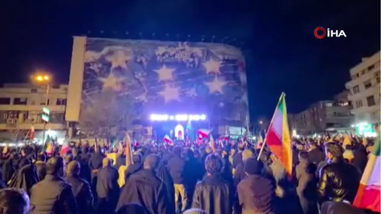 İran’da yüzbinler meydanlarda: Protestocular intikam çağrısı yapıyor