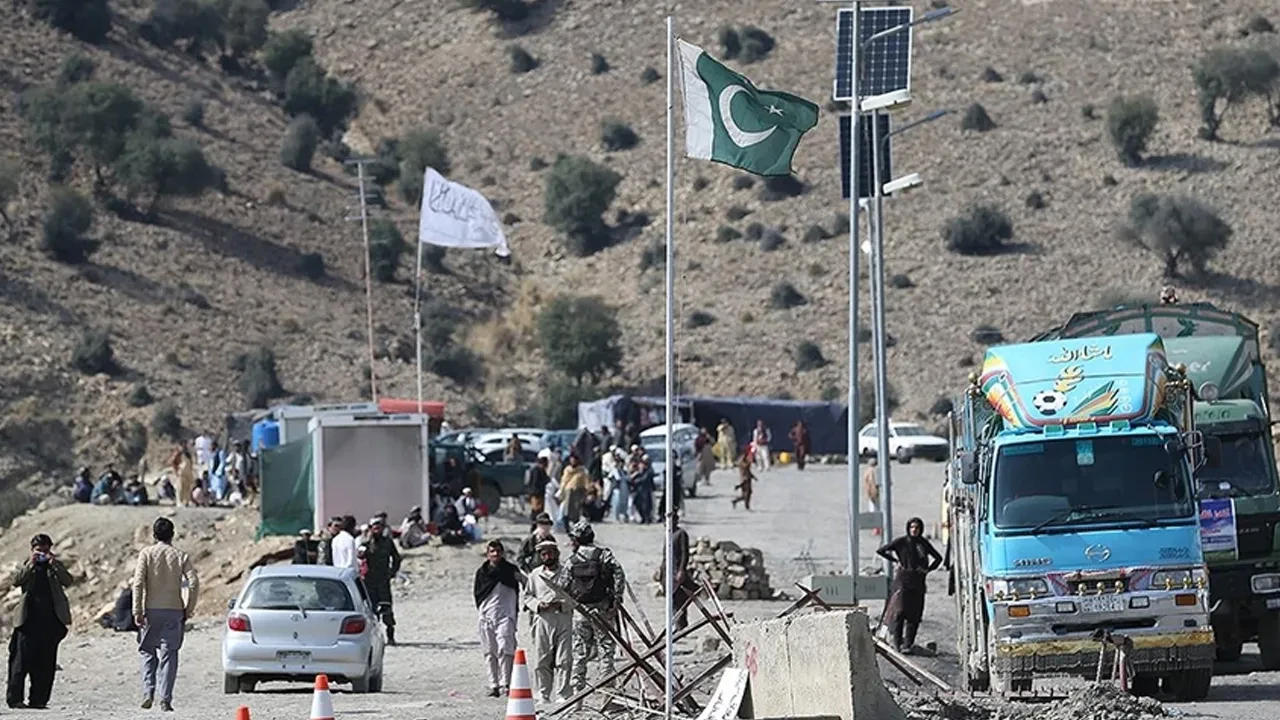 Komşu ülkelerin savaşı sürüyor! Afganistan Pakistan'ın askeri üslerine saldırdı