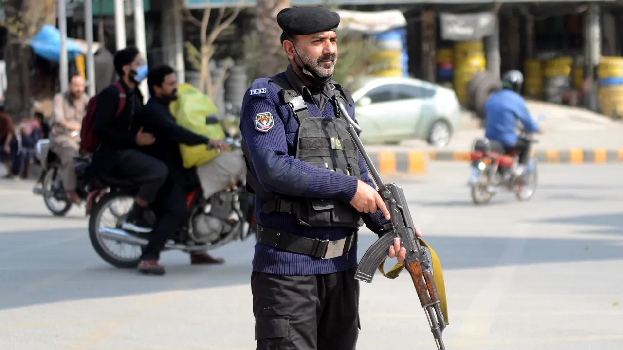 Komşu ülkelerin savaşı sürüyor! Afganistan Pakistan'ın askeri üslerine saldırdı