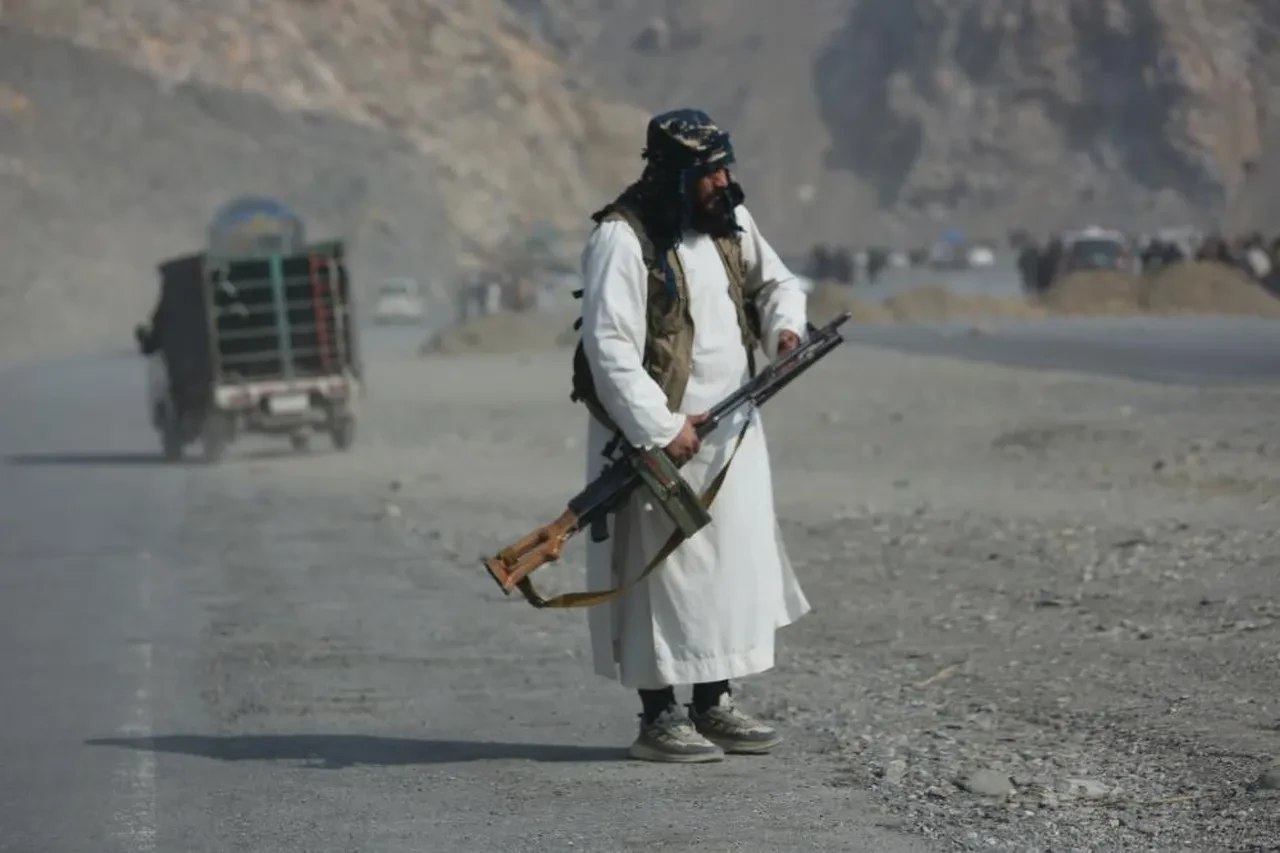 Komşu ülkelerin savaşı sürüyor! Afganistan Pakistan'ın askeri üslerine saldırdı