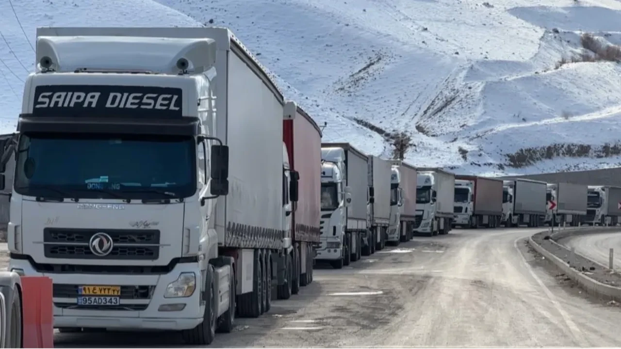 Türkiye-İran sınır kapısında 2 kilometrelik tır kuyruğu oluştu