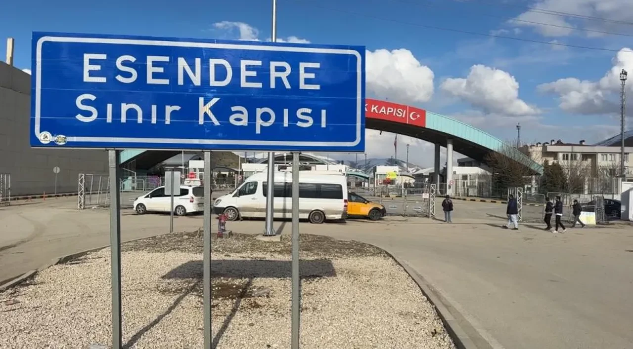 Türkiye-İran sınır kapısında 2 kilometrelik tır kuyruğu oluştu