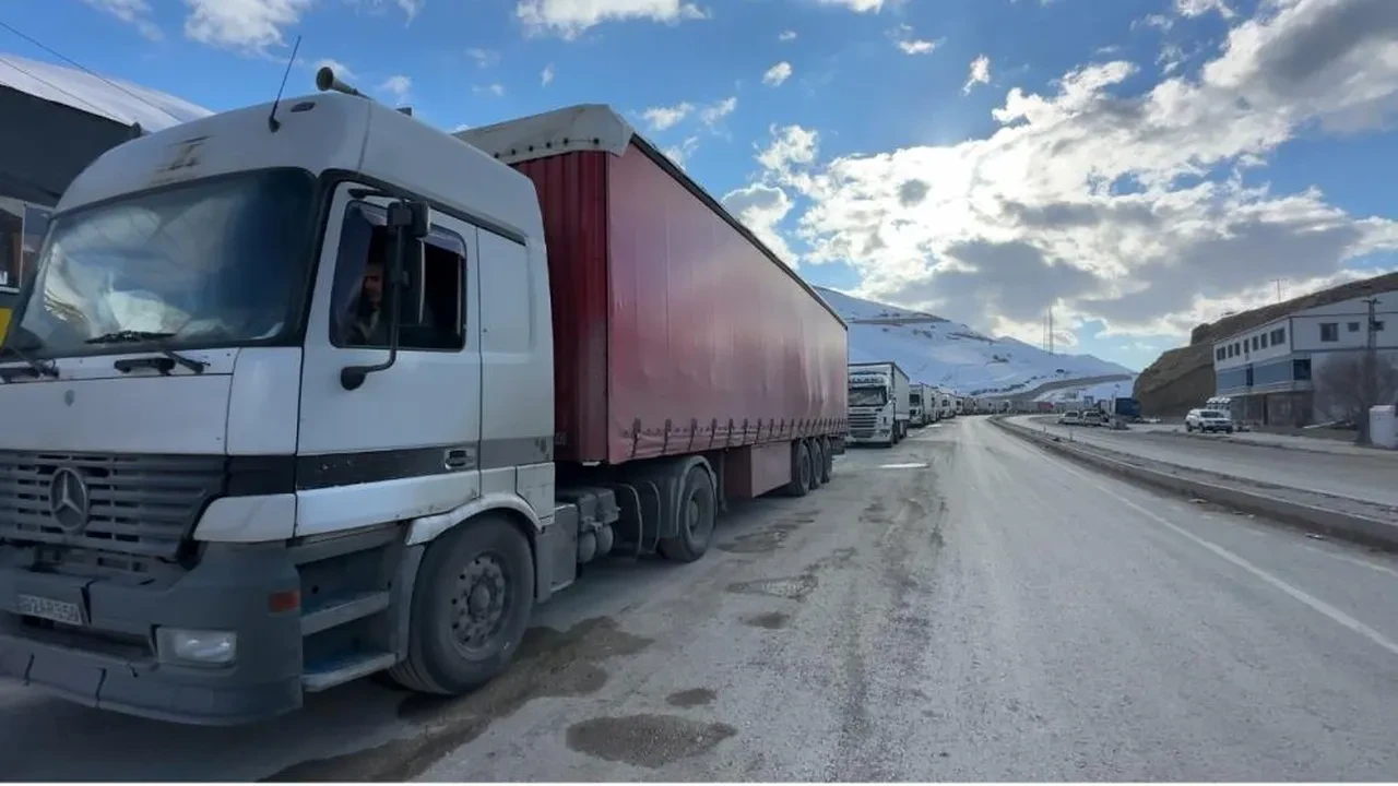 Türkiye-İran sınır kapısında 2 kilometrelik tır kuyruğu oluştu