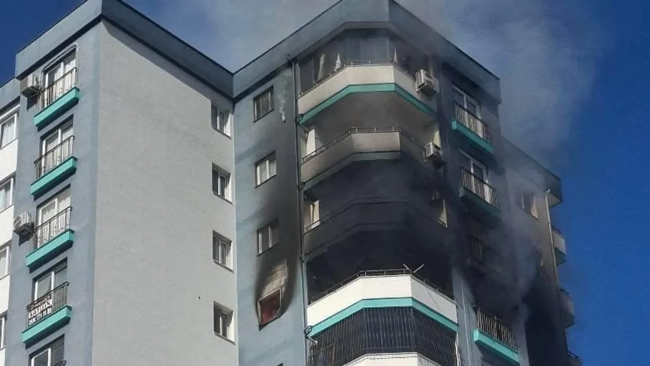 Yangında mahsur kaldılar! Polis, havaya ateş açarak içeri girmeye çalışanları uzaklaştırdı