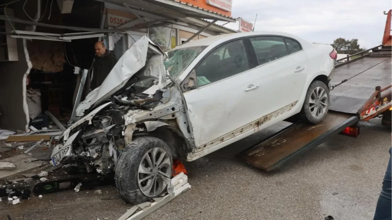 Akıl almaz kaza: Otomobil prefabrik iş yerlerinin içinden geçti