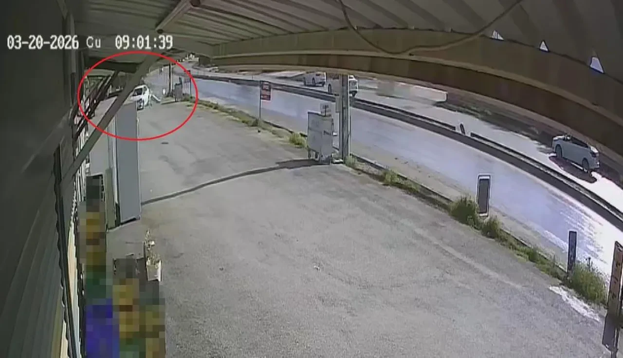 Akıl almaz kaza: Otomobil prefabrik iş yerlerinin içinden geçti