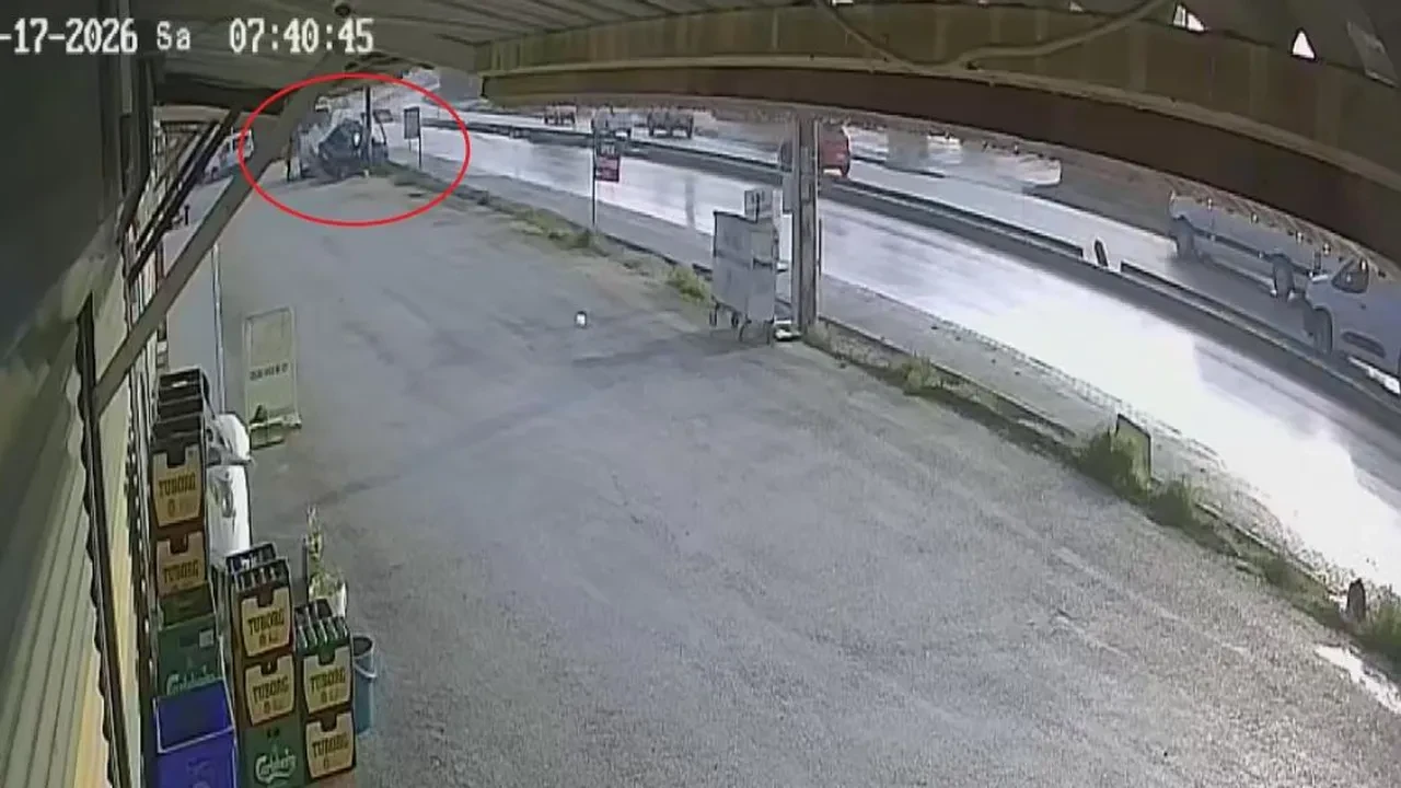 Akıl almaz kaza: Otomobil prefabrik iş yerlerinin içinden geçti