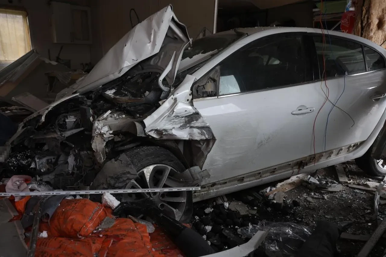 Akıl almaz kaza: Otomobil prefabrik iş yerlerinin içinden geçti