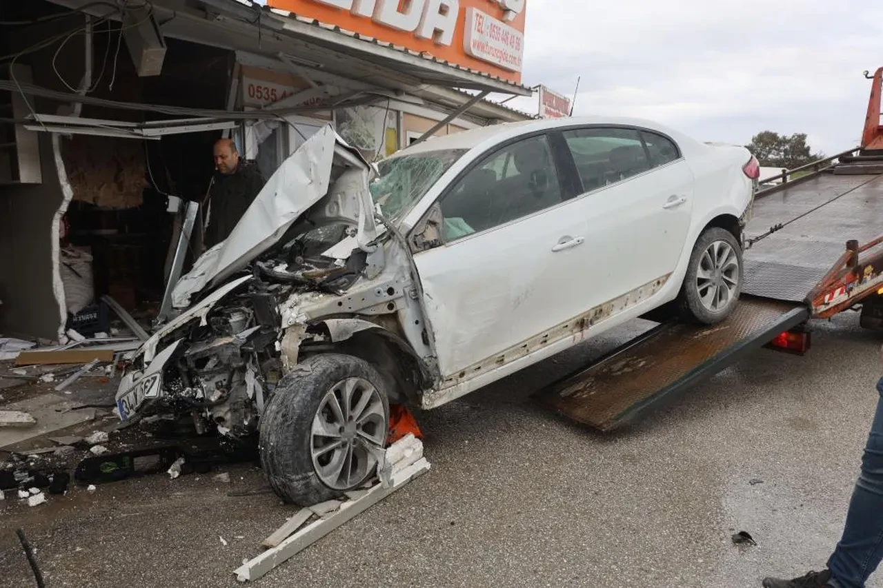 Akıl almaz kaza: Otomobil prefabrik iş yerlerinin içinden geçti