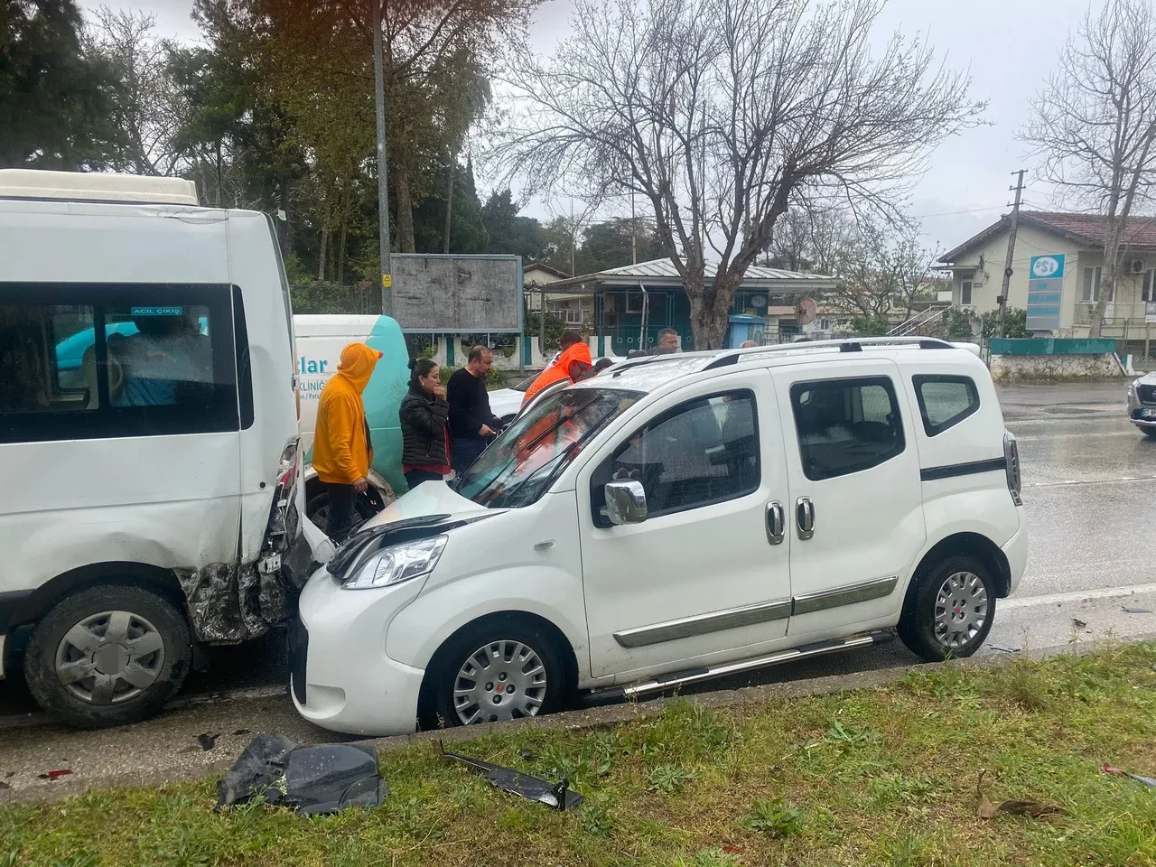 Antalya'da 4 araçlı zincirleme kaza! Sürücü otomobilde sıkıştı 