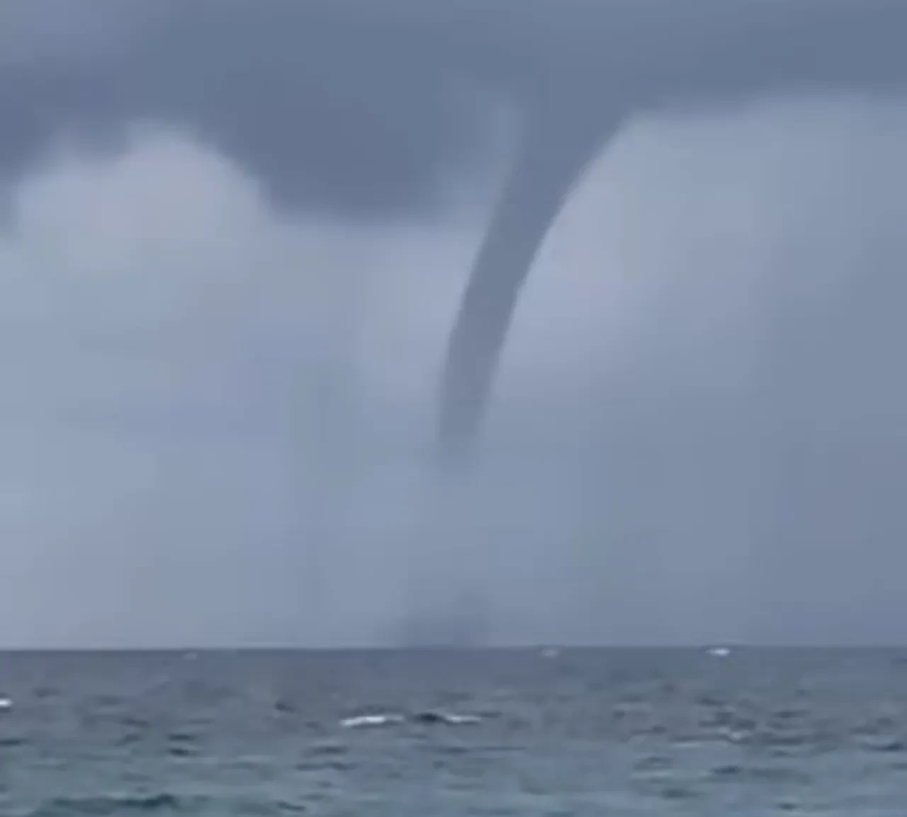 Antalya’da korkutan hortum kamerada: Halkı panikle izledi
