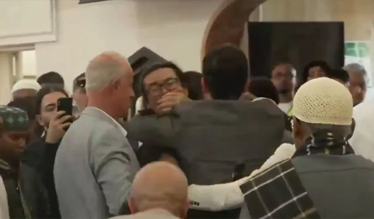 Avustralya Başbakanı Albanese bayram namazına gitti, cemaat ayaklandı: Pis köpek