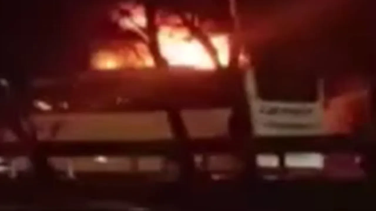 Bağcılar'da yolcu otobüsü yana yana ilerledi