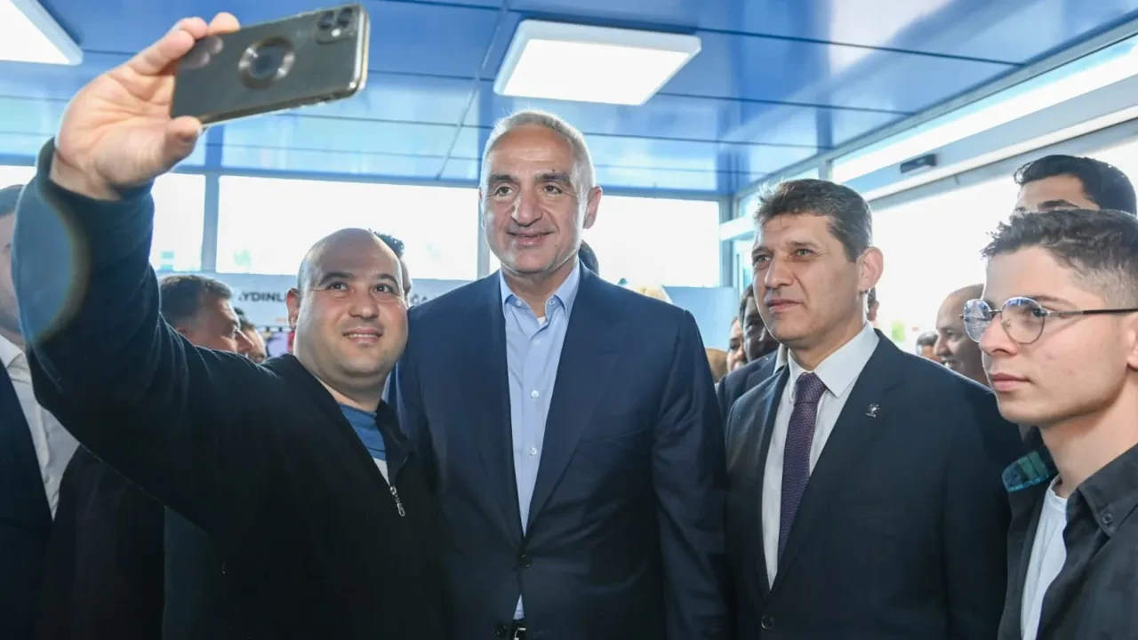 Bakan Ersoy duyurdu... Antalya rekor kırdı! 65 milyar dolarlık gelir  