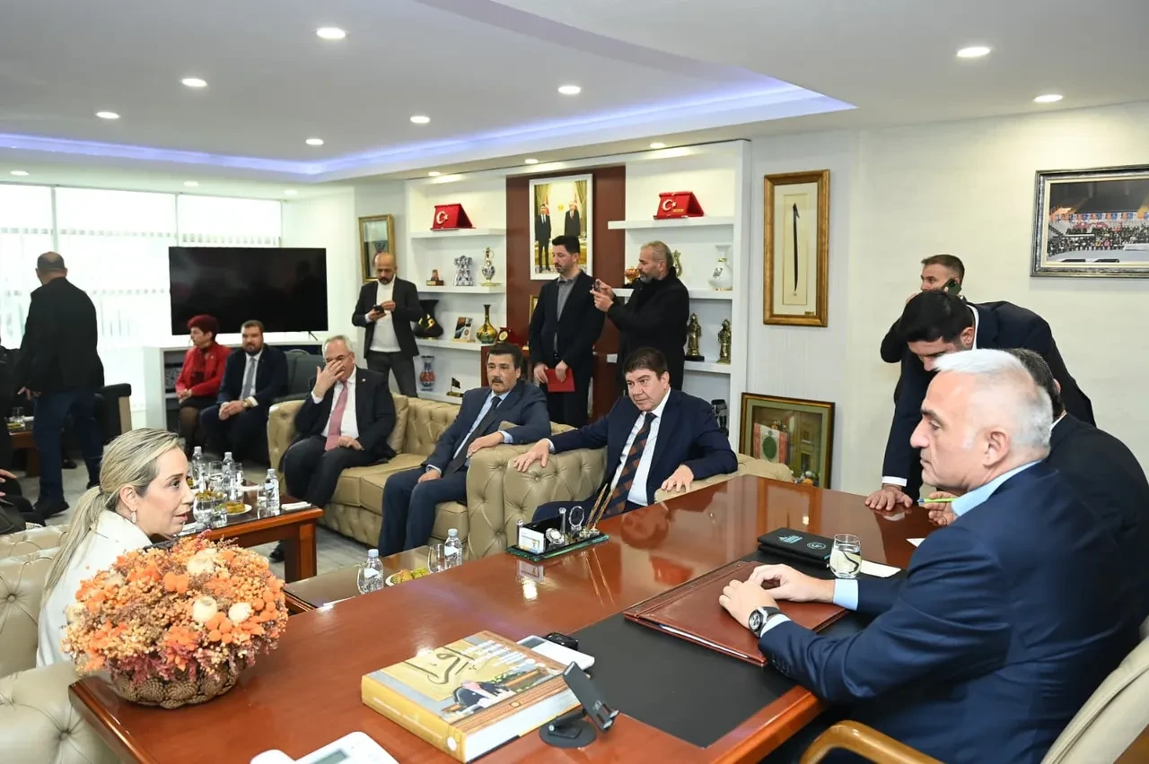 Bakan Ersoy duyurdu... Antalya rekor kırdı! 65 milyar dolarlık gelir  