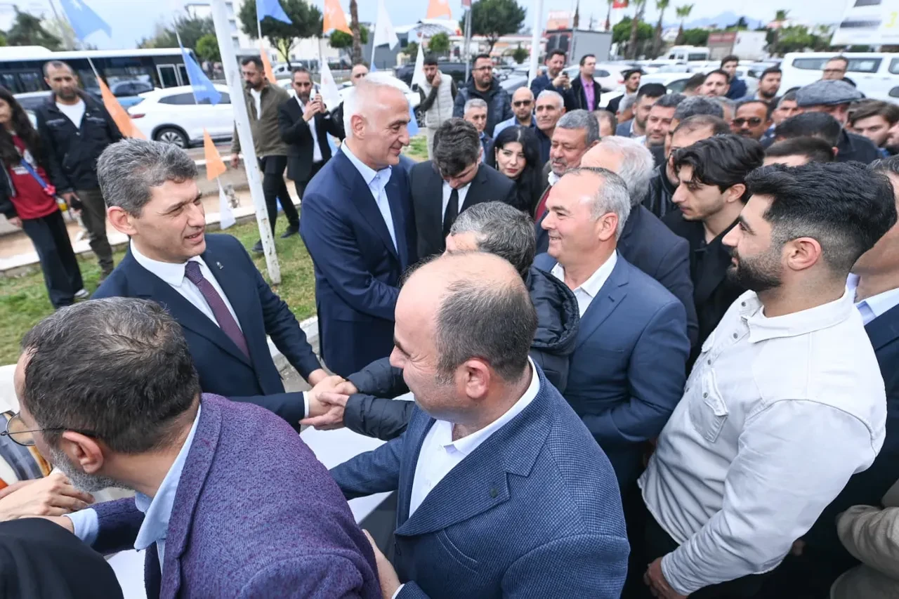 Bakan Ersoy duyurdu... Antalya rekor kırdı! 65 milyar dolarlık gelir  