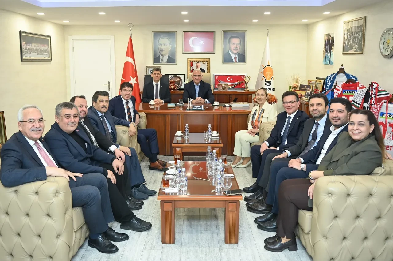 Bakan Ersoy duyurdu... Antalya rekor kırdı! 65 milyar dolarlık gelir  