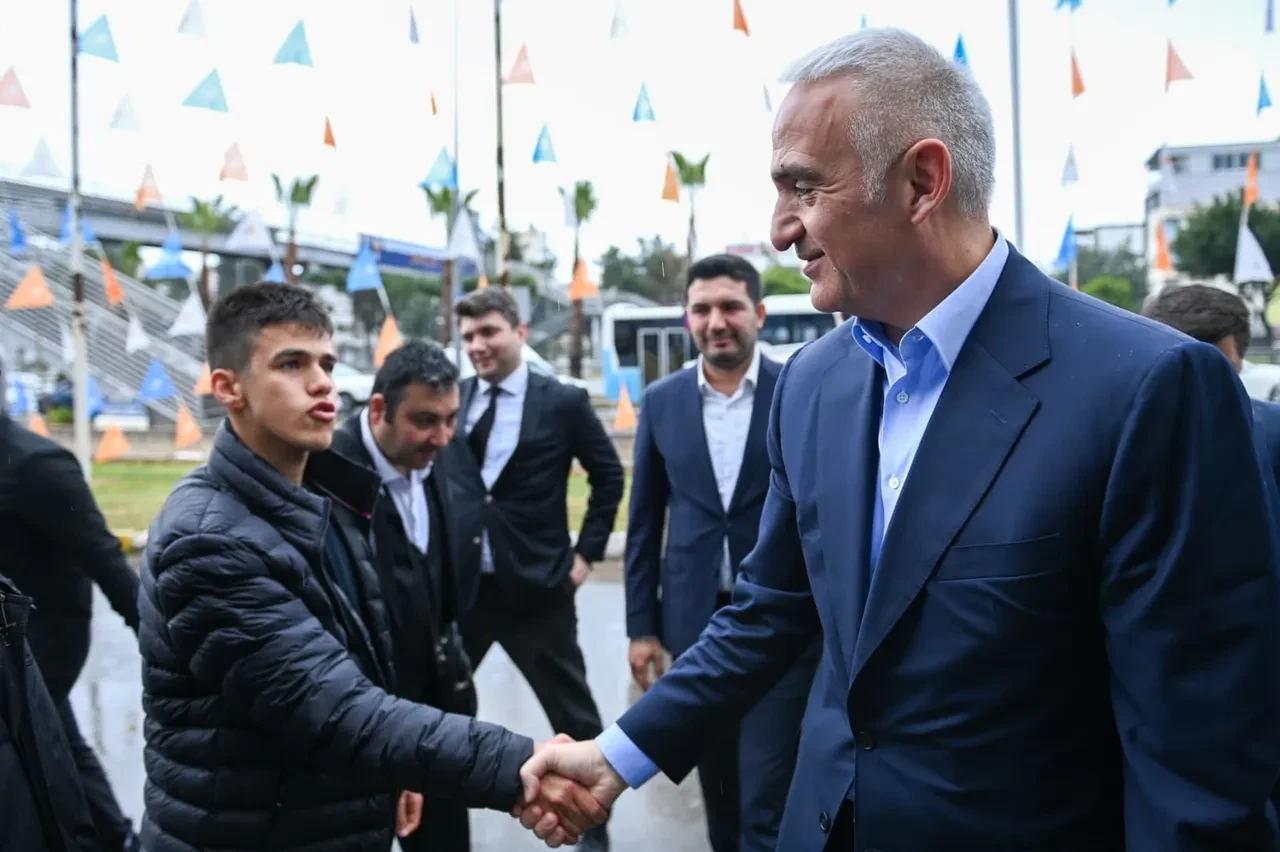 Bakan Ersoy duyurdu... Antalya rekor kırdı! 65 milyar dolarlık gelir  