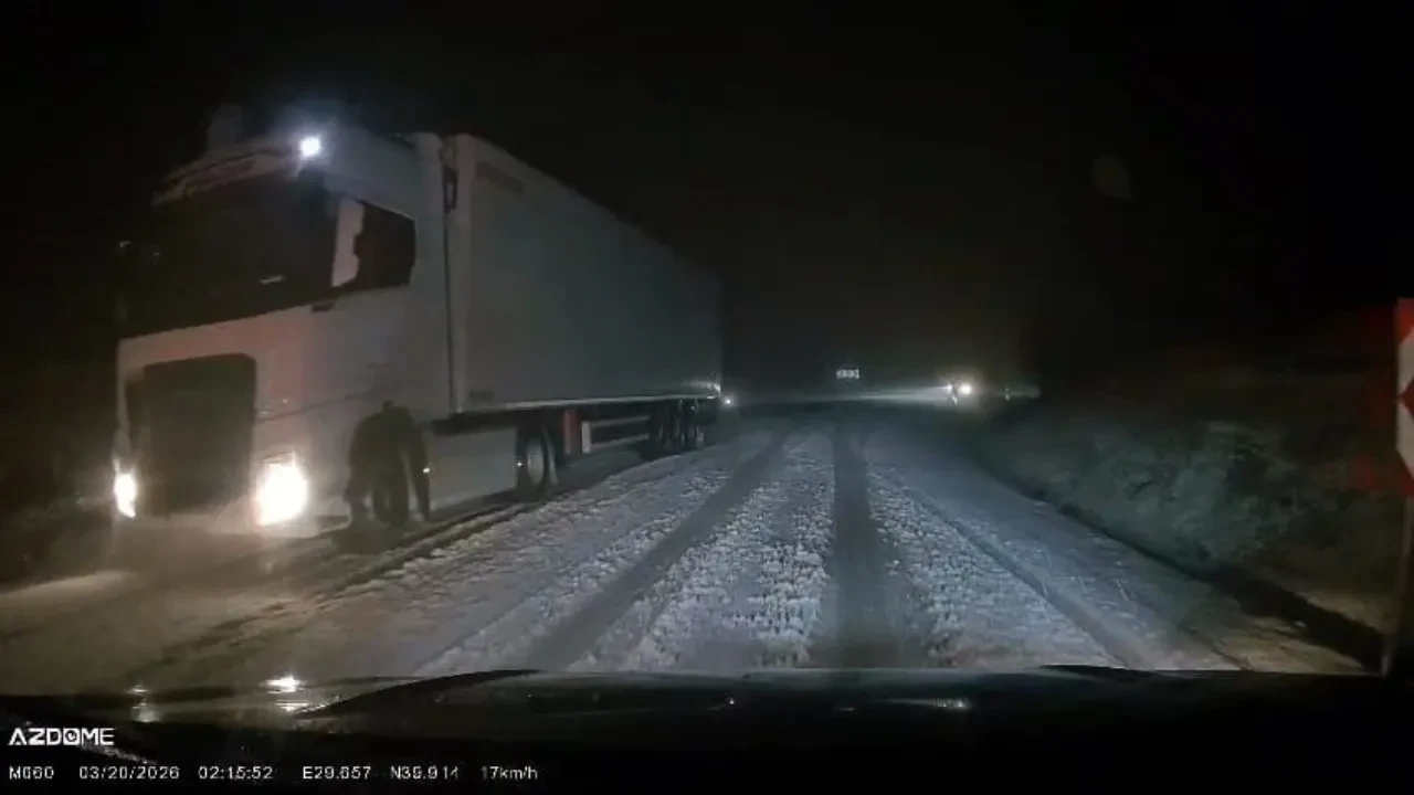 Bayram için yola çıkan vatandaşlara kar sürprizi! Bursa'da sürücüler zor anlar yaşadı