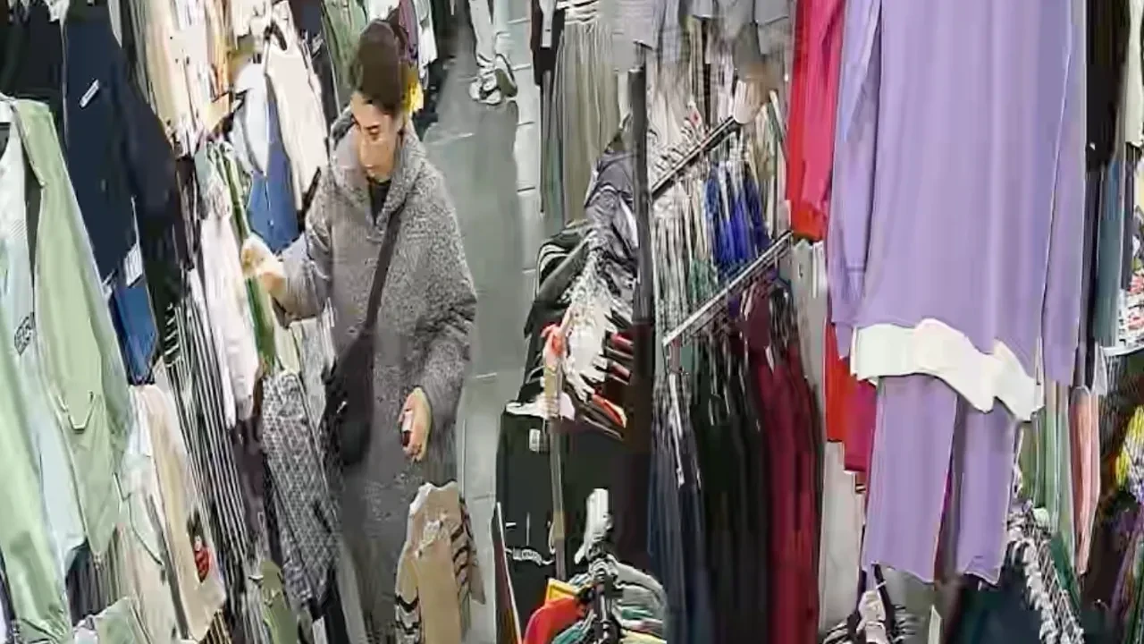 Bayram kalabalığını fırsat bildiler: 2 hırsız 16 bin liralık ürünü kaşla göz arasında çaldı