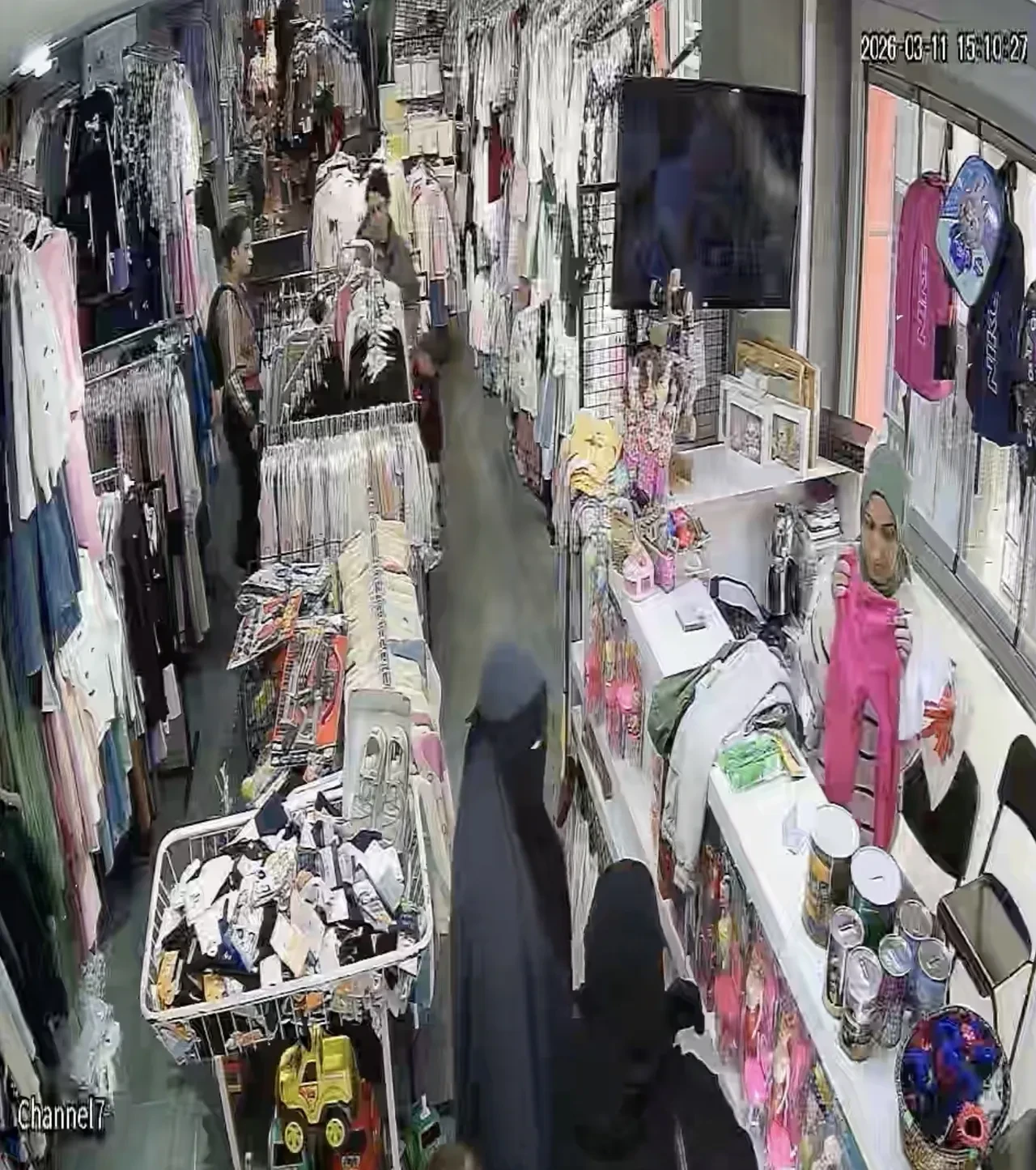 Bayram kalabalığını fırsat bildiler: 2 hırsız 16 bin liralık ürünü kaşla göz arasında çaldı