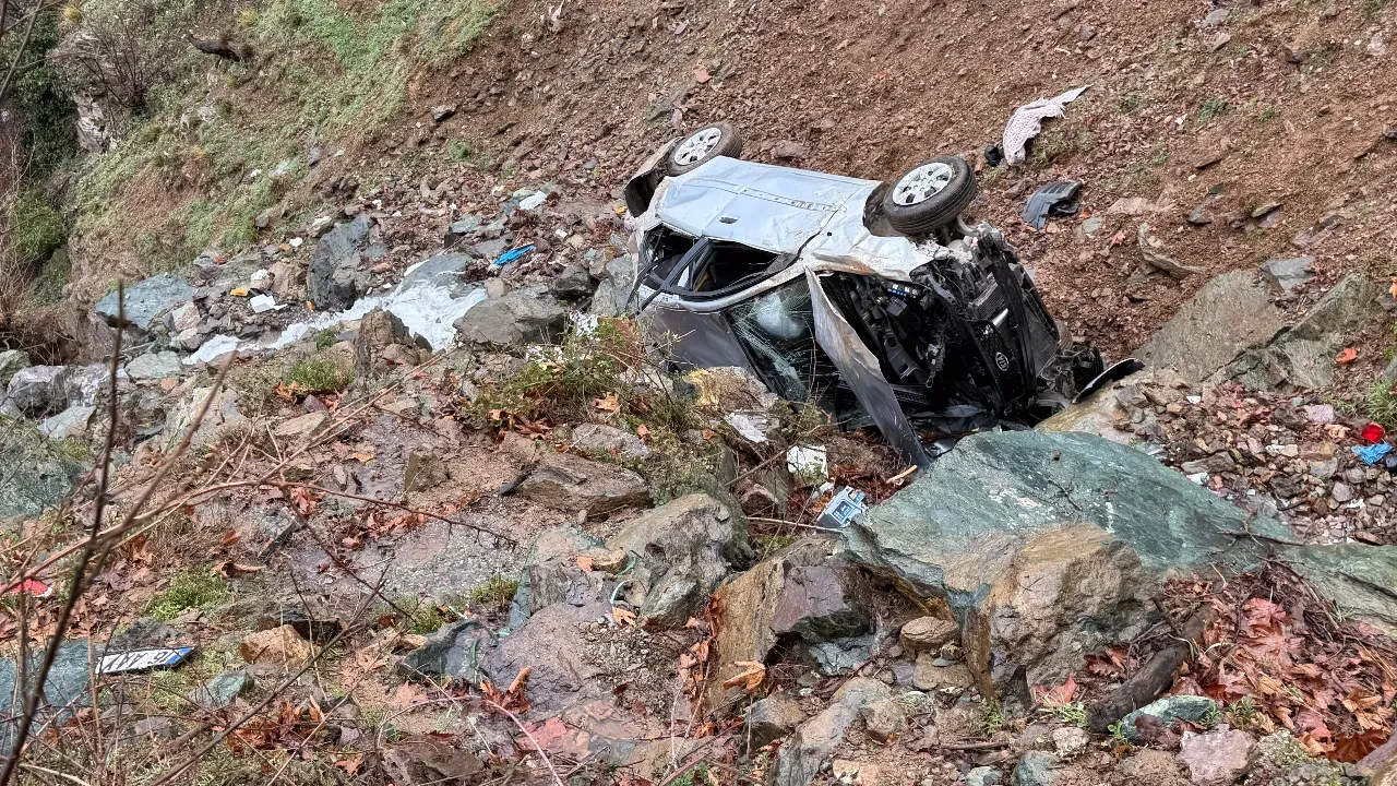Bayram namazı yolunda facia: Dereye uçan araçta 1 kişi hayatını kaybetti 2 kişi yaralandı
