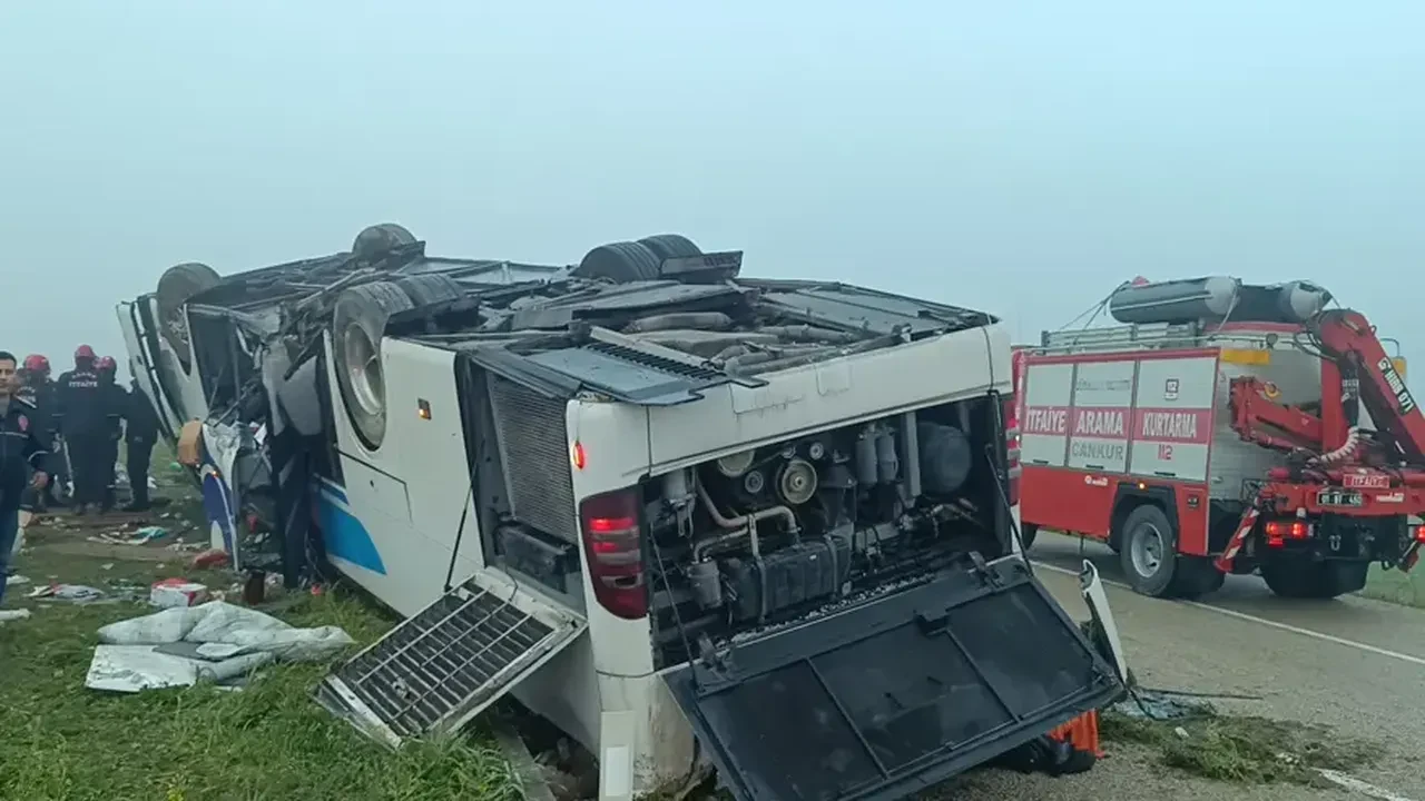 Bayram sabahı feci kaza! Adana’da yolcu otobüsü devrildi: 2 ölü 19 yaralı