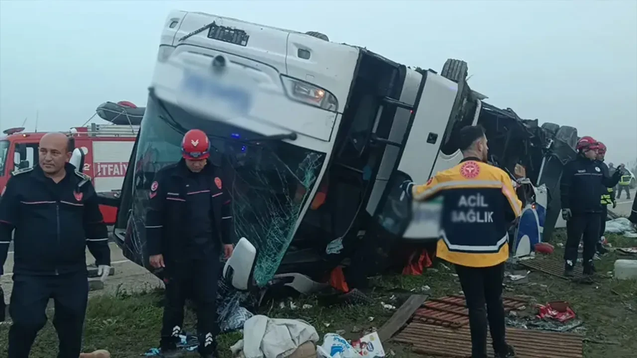 Bayram sabahı feci kaza! Adana’da yolcu otobüsü devrildi: 2 ölü 19 yaralı