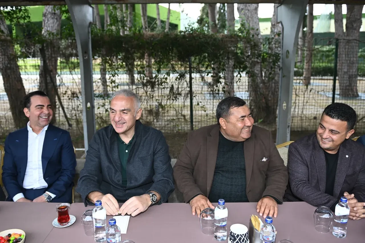 Belek’te geleneksel bayram buluşması! Esnaf taleplerini Bakan Ersoy’a iletti