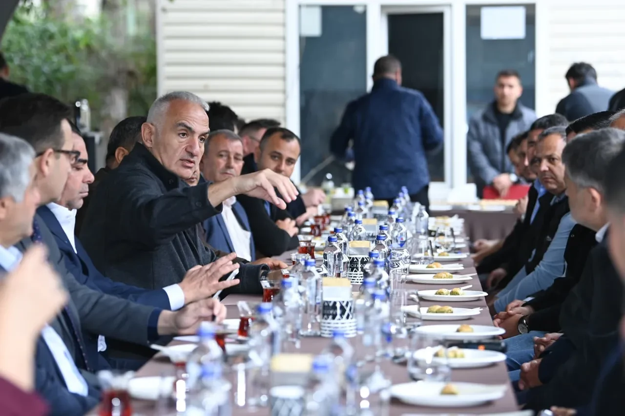 Belek’te geleneksel bayram buluşması! Esnaf taleplerini Bakan Ersoy’a iletti