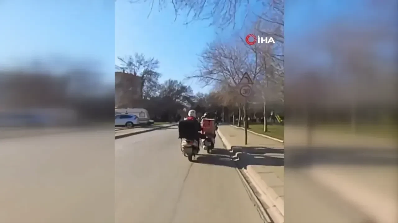 Benzini biten motosikletliyi itmeye çalıştı, kendini yerde buldu: Kaza anı kamerada!