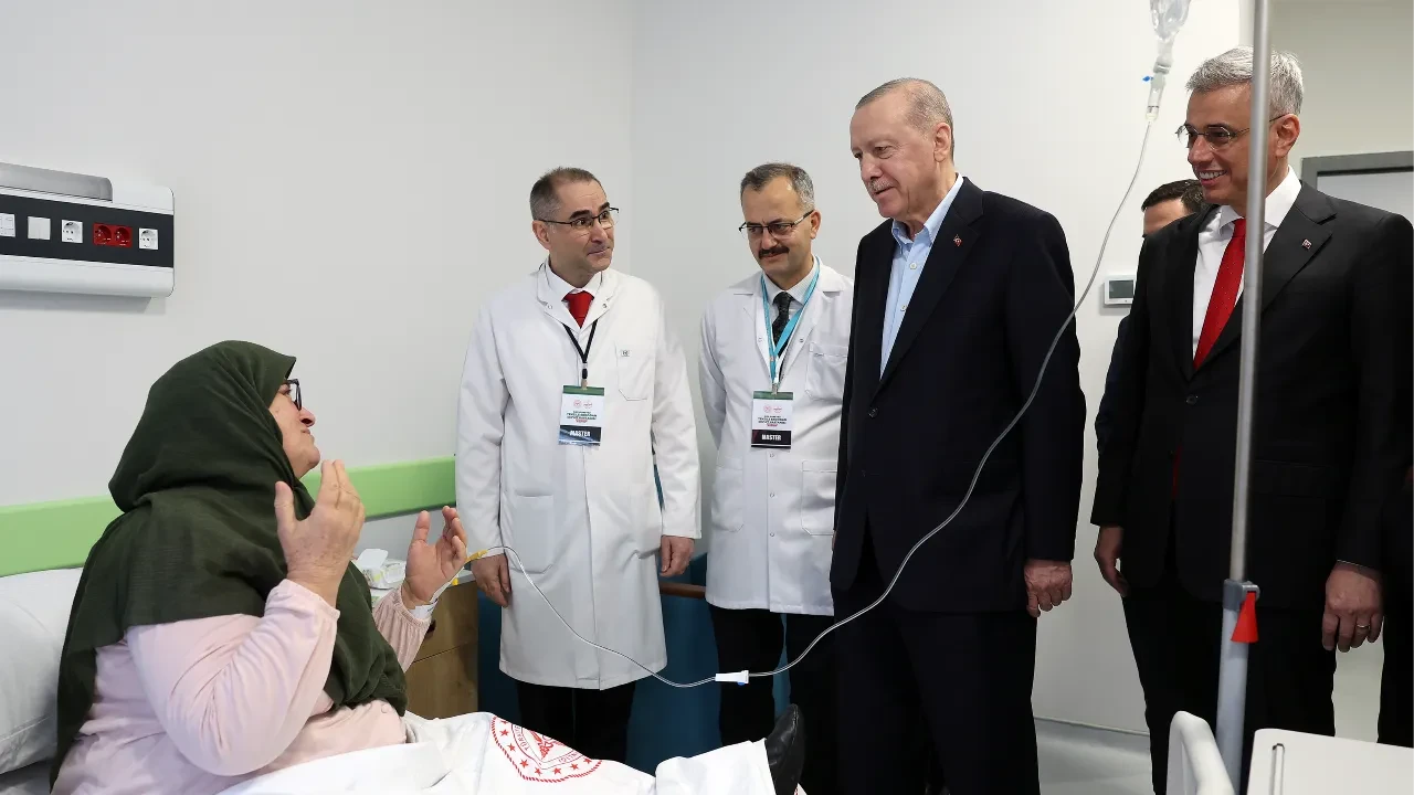  Cumhurbaşkanı Erdoğan Tenzile Erdoğan Hastanesinde hastalarla sohbet etti