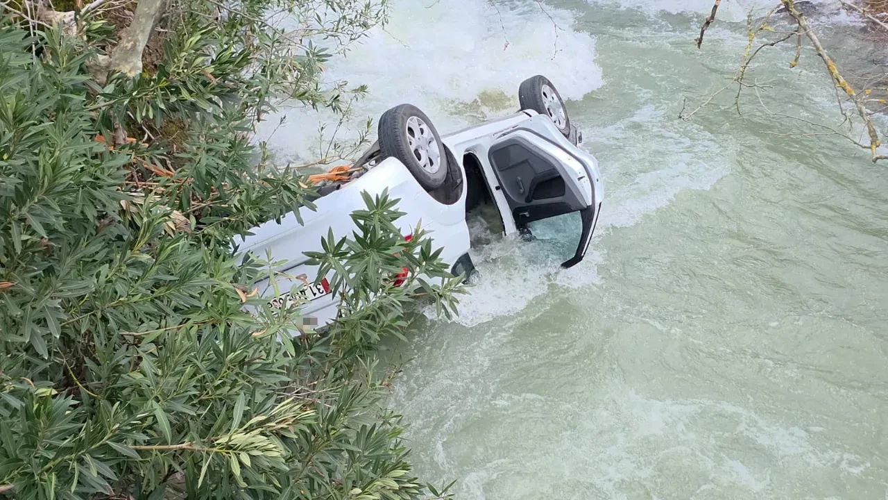 Dereye uçan araçta can pazarı: Sürücüyü boğulmaktan vatandaşlar kurtardı