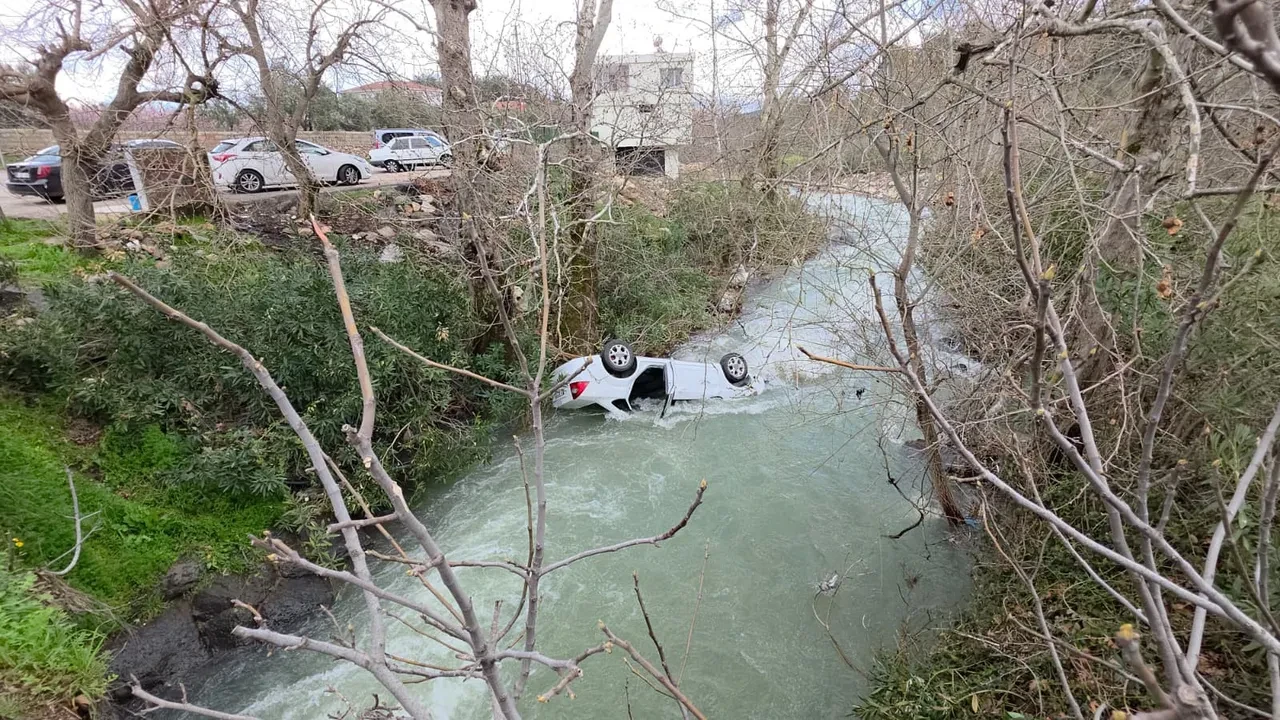 Dereye uçan araçta can pazarı: Sürücüyü boğulmaktan vatandaşlar kurtardı