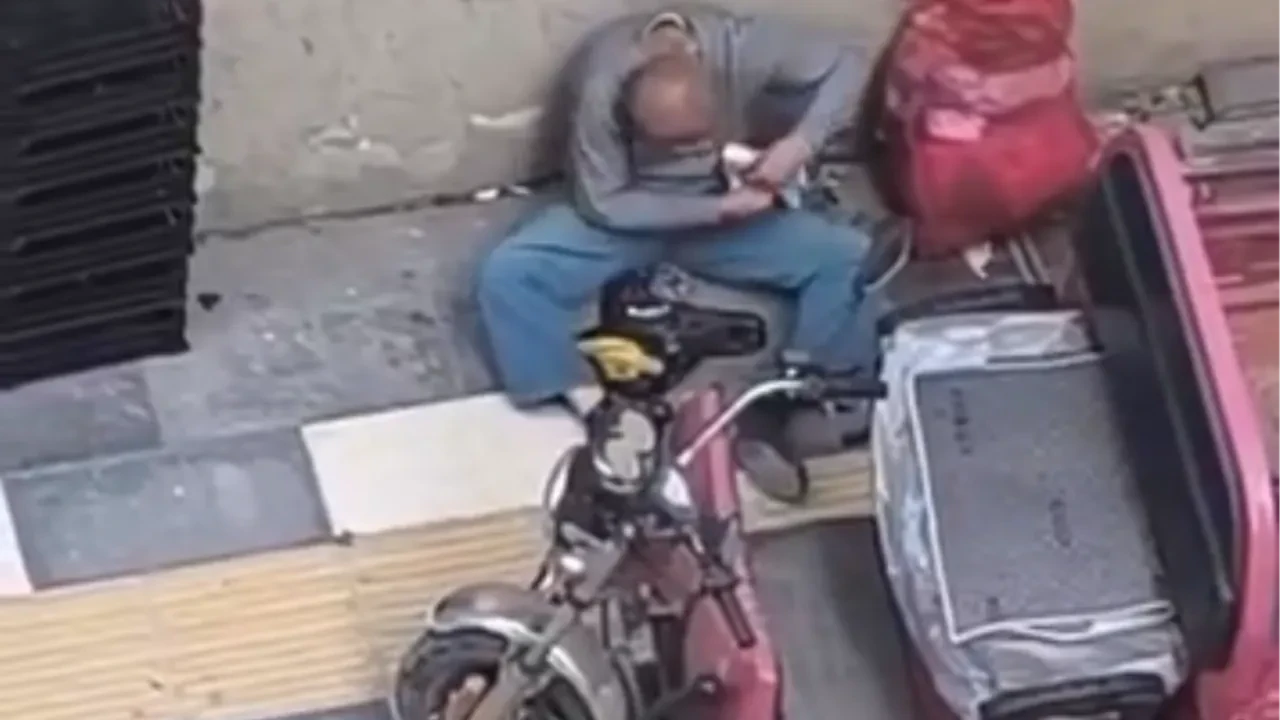 Dilencinin hasılatı saydığı anlar kamerada: Hem etrafı kontrol etti hem paraları saydı