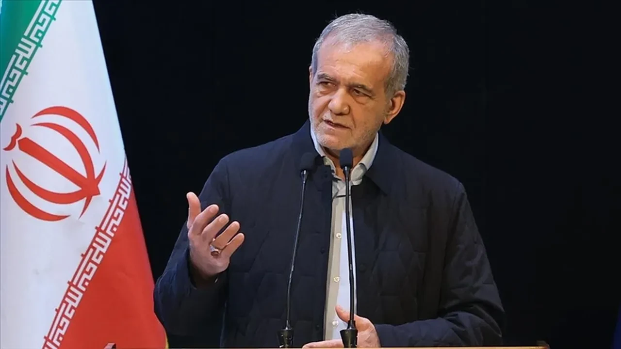 İran Cumhurbaşkanı Pezeşkiyan'dan yeni mesaj: "Komşu ülkelerle savaş peşinde değiliz"