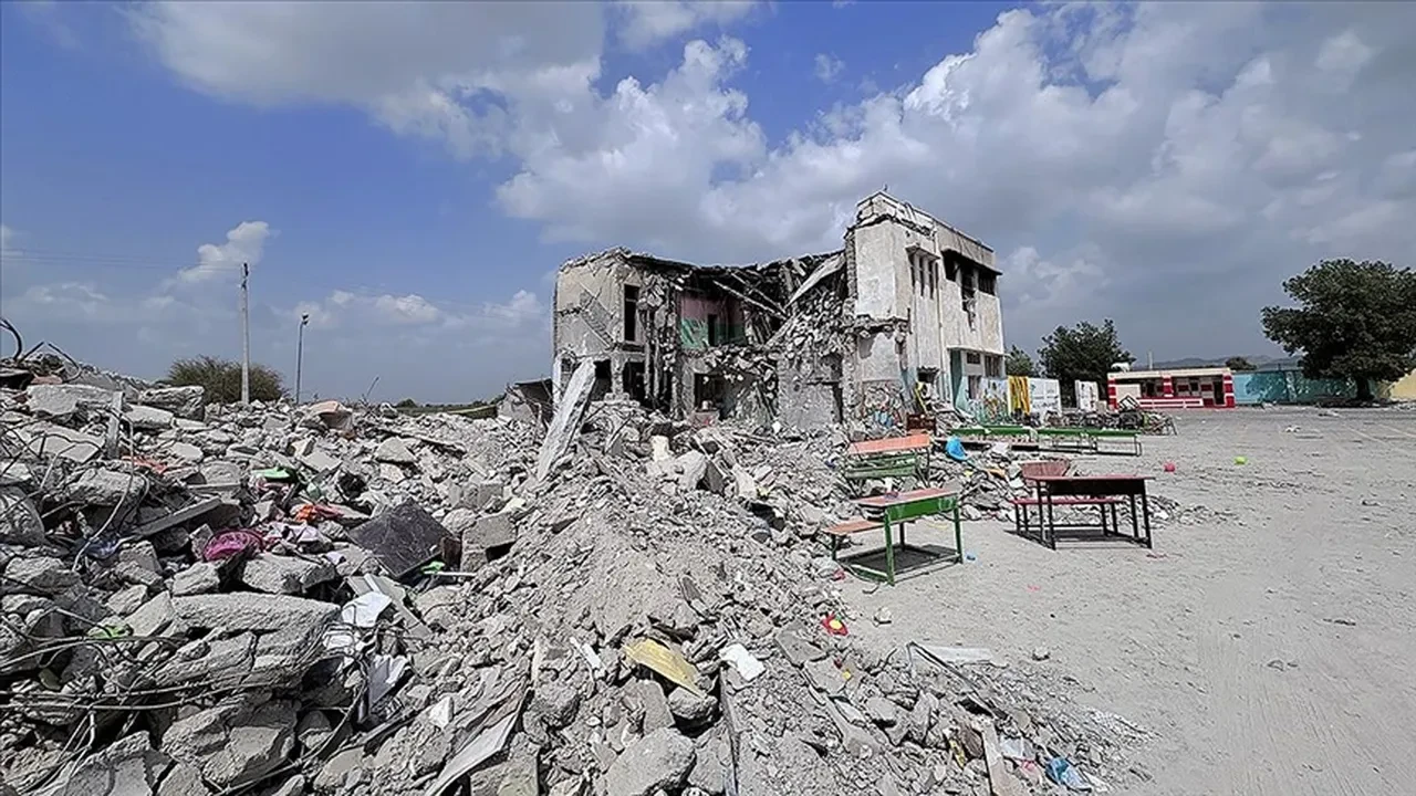 İran'da okul saldırısından sağ kurtulan çocuk dehşet anlarını anlattı