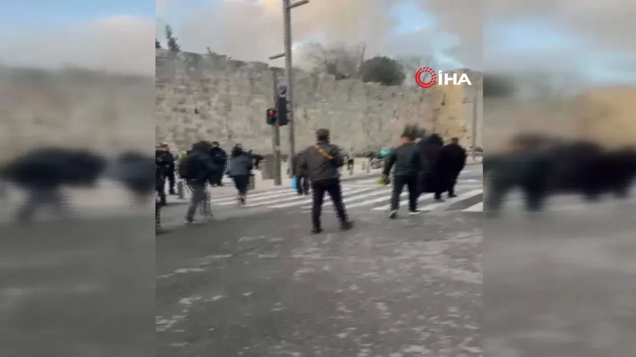 İsrail güçleri, Mescid-i Aksa çevresinde Filistinlilere saldırdı