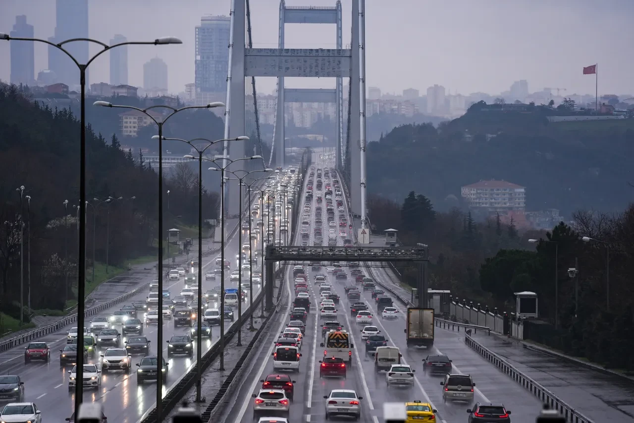 İstanbul'da trafik dur-kalk ilerliyor! Bayram ziyaretleri sağanakla birleşti: Trafik felç oldu