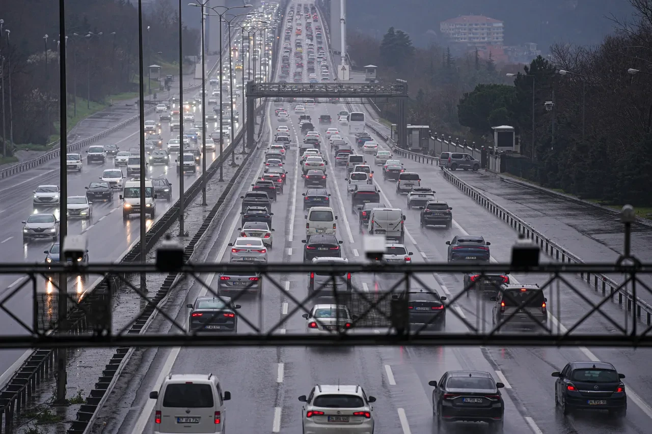 İstanbul'da trafik dur-kalk ilerliyor! Bayram ziyaretleri sağanakla birleşti: Trafik felç oldu