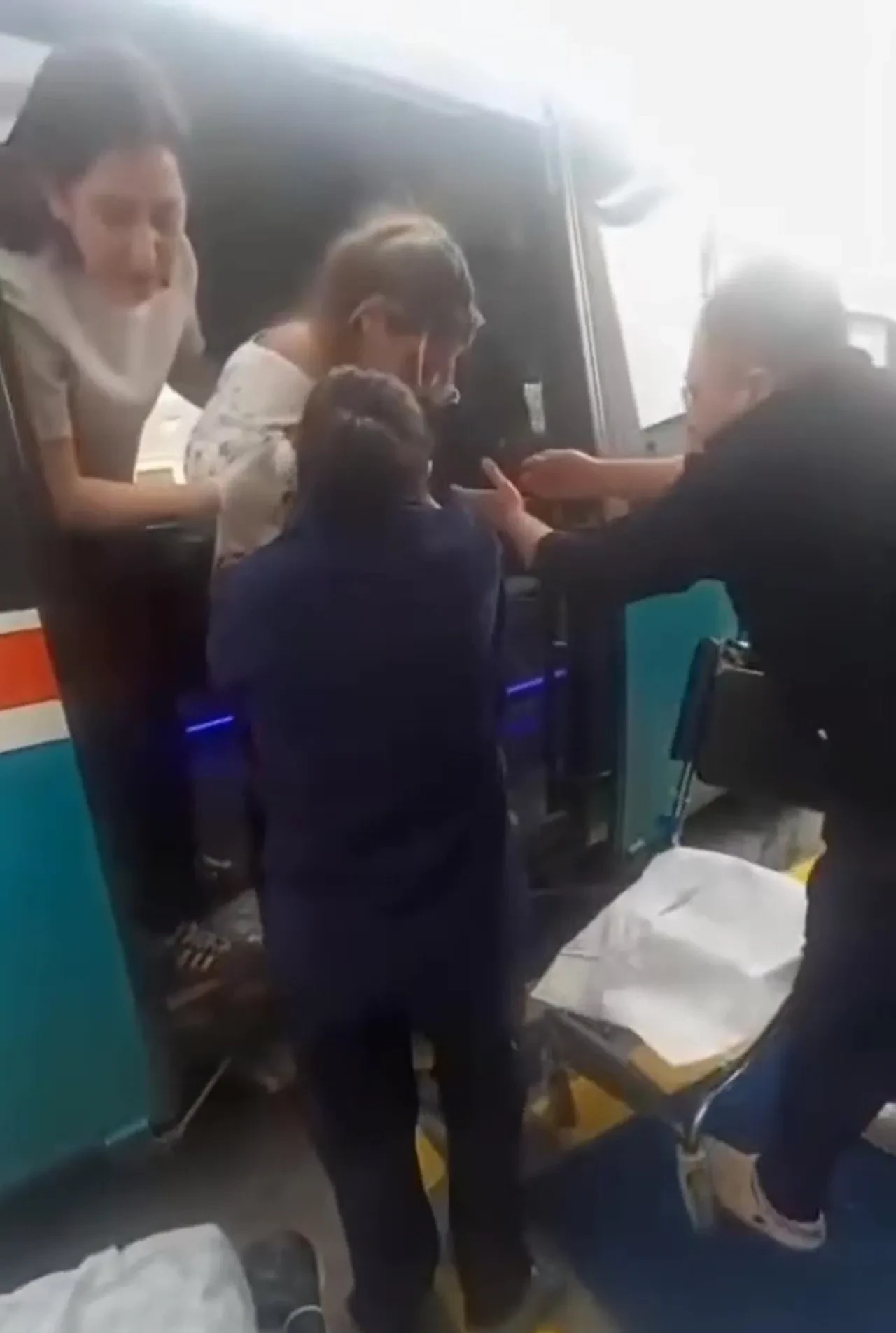 İzmir'de bir kadın dolmuşta doğum yaptı! Tüm yolcular seferber oldu: Kordon bağı araçta kesildi