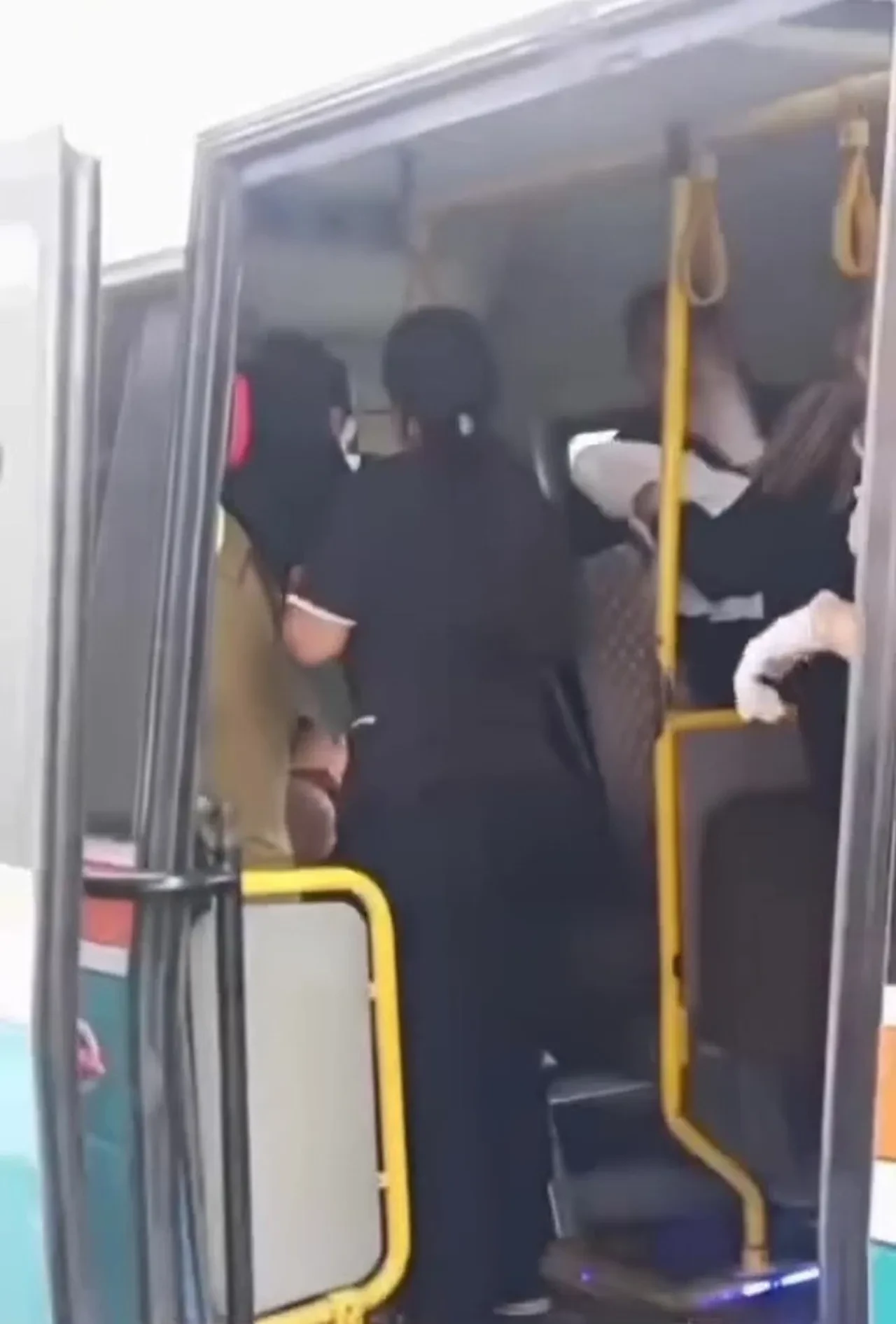 İzmir'de bir kadın dolmuşta doğum yaptı! Tüm yolcular seferber oldu: Kordon bağı araçta kesildi