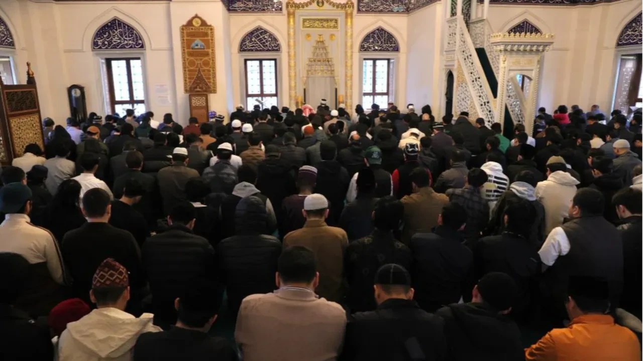 Japonya'da bayram namazı yoğunluk nedeniyle 5 kez kılındı