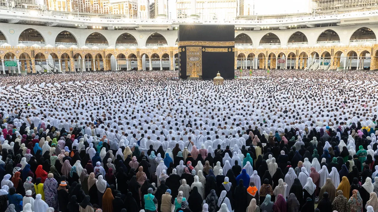 Mekke’de bayram namazı: Milyonlarca Müslüman Mescid-i Haram'da saf tuttu