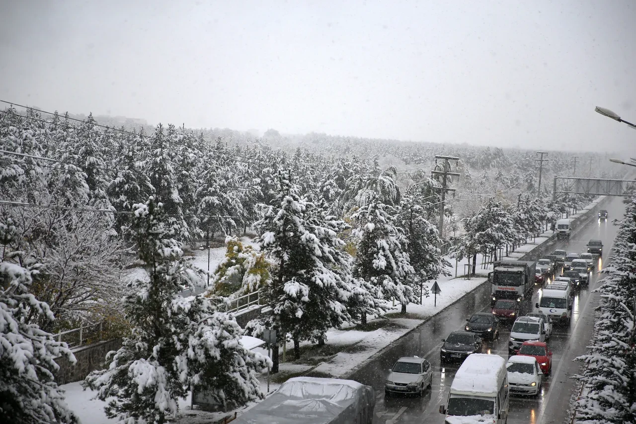 Meteoroloji 17 ili sarı kodla uyardı! Kuvvetli kar yağışı ve sağanak geliyor 