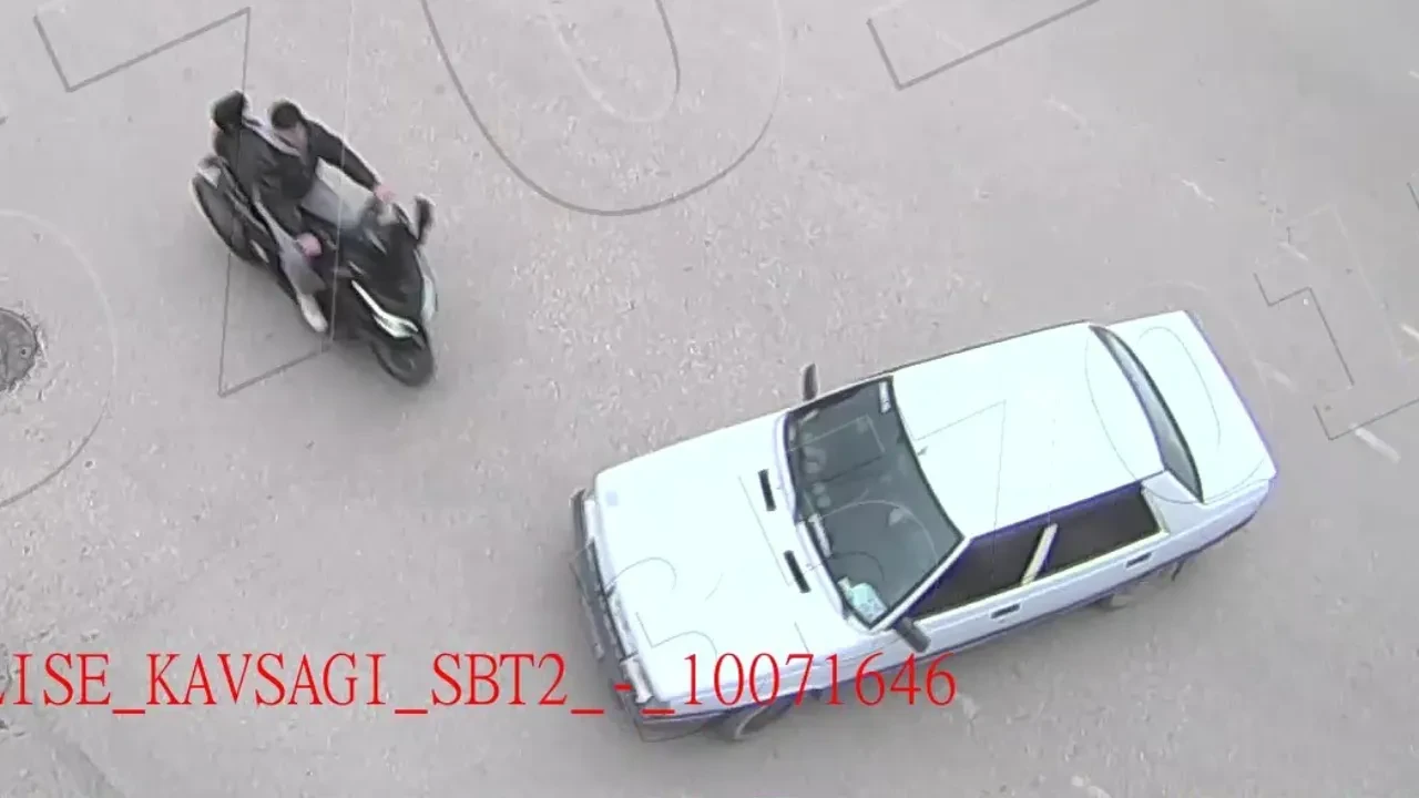 Motosiklet ile otomobil kavşakta çarpıştı! Motosiklet sürücüsü kazayı ucuz atlattı