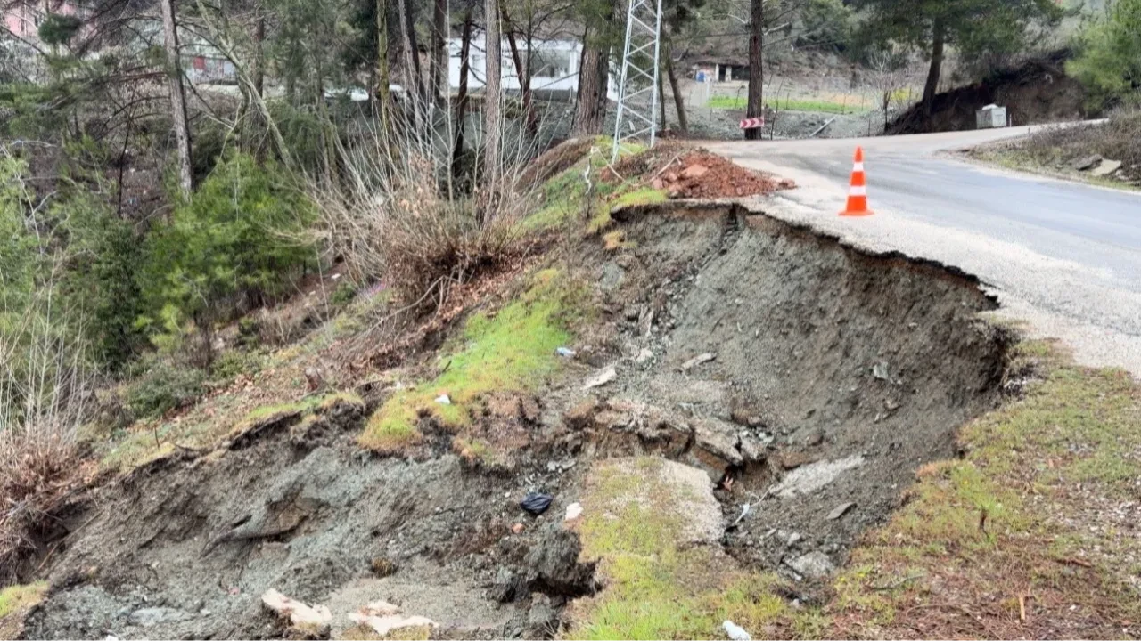 Osmaniye’de sağanak hayatı felç etti! Yoğun yağmur sonrası yol çöktü